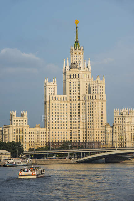 Россия, Москва, речной круиз по Москве перед одной из Семи сестер — стоковое фото