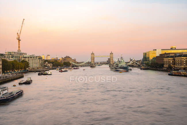 Regno Unito, Londra, The Tower Brigde con la HMS Belfast al tramonto con cielo viola — Foto stock