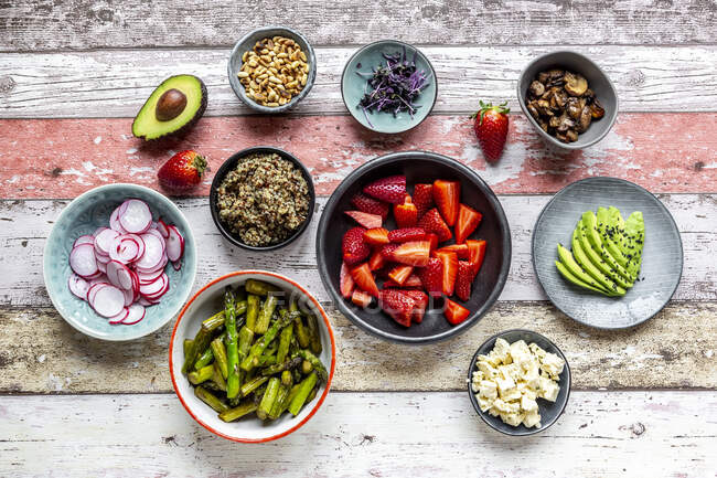Fresh ingredients for a veggie bowl — Stock Photo