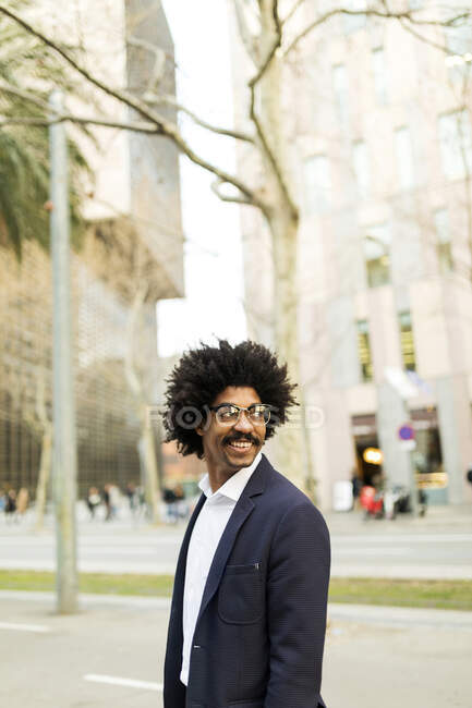 España, Barcelona, retrato del hombre de negocios sonriente en la ciudad - foto de stock