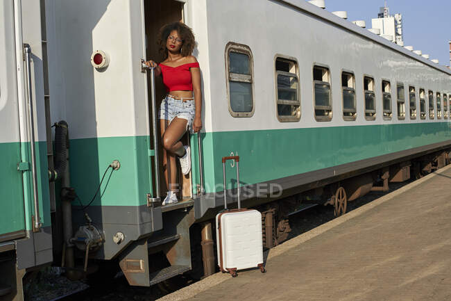 Mulher com mala à porta de um comboio — Fotografia de Stock