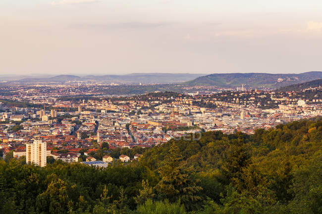 Германия, Баден-Вюртемберг, Штутгарт, городской пейзаж с телебашней вечером, вид из Биркенкопфа — стоковое фото