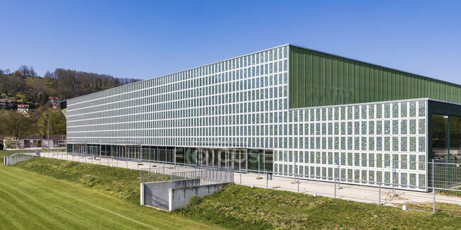 Germany, Tuebingen, modern Multi-Purpose Hall Paul Horn-Arena з сонячними панелями — стокове фото