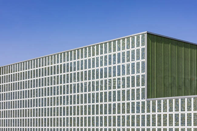 Німеччина, Тюбінген, деталізація сучасного багатоцільового залу Пола Хорн-Арена з сонячними панелями — стокове фото