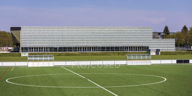 Німеччина, Тубінген, сучасна багатоцільова зала Поль Хорн-Арена з сонячними панелями та футбольним полем. — стокове фото