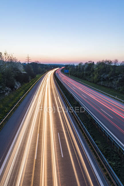 Allemagne, Baden-Wuerttemberg, feux de circulation sur Autobahn A8 au crépuscule — Photo de stock