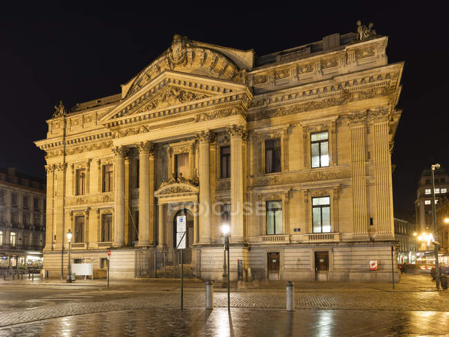 Belgium, Brussels, Brussels Stock Exchange at night — Stock Photo