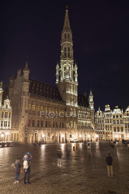 Bélgica, Bruxelas, Grand Place, Townhall à noite — Fotografia de Stock