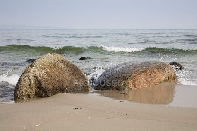 Германия, Ruegen, baltic seaside resort Binz, erratic blocks at the beach — стоковое фото