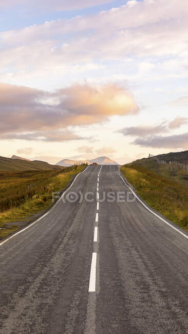 United Kingdom, Scotland, countryside road on the Isle of Skye — Stock Photo