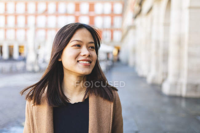 Espanha, Madrid, retrato de uma jovem sorridente na Plaza Mayor — Fotografia de Stock