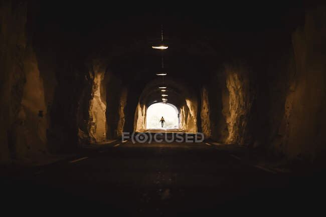 Норвегия, Лофотенские острова, Maervoll, силуэт человека в конце тоннеля — стоковое фото