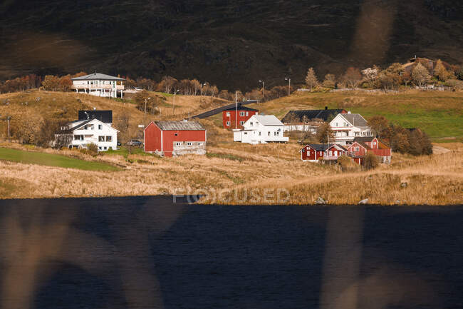 Norvège, Îles Lofoten, maisons au lac Holdalsvatnet — Photo de stock