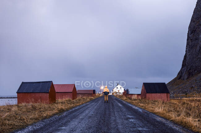 Noruega, Ilhas Lofoten, Eggum, vista traseira do homem de pé na rua — Fotografia de Stock