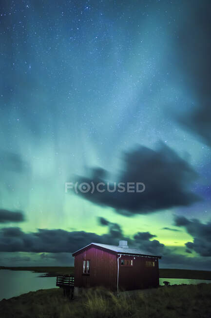 Норвегия, Лофотенские острова, Яйцо, северное сияние и деревянная хижина — стоковое фото