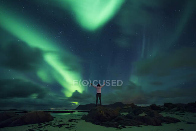 Норвегия, Лофотенские острова, Яйцо, северное сияние, молодой человек с поднятыми руками — стоковое фото