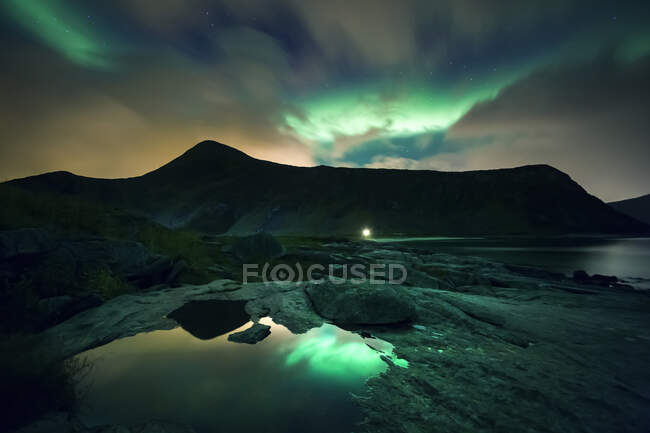 Noruega, Ilhas Lofoten, Haukland Beach, luzes do norte — Fotografia de Stock