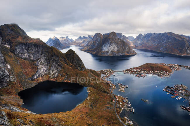 Noruega, Islas Lofoten, Reine, Vista desde Reinebringen - foto de stock