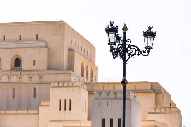 Königliches Opernhaus Muscat mit Straßenlaterne, Muscat Oman — Stockfoto