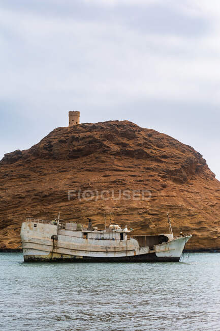 Omán, Sur, viejo barco en el mar - foto de stock