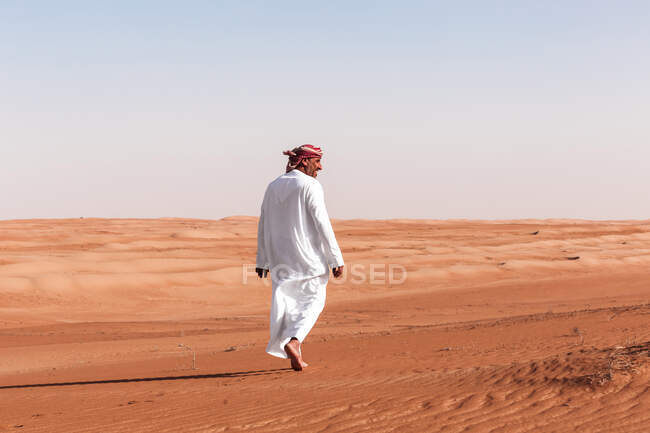 Бедуины прогуливаются по пустыне, Вахиба Сэндс, Оман — стоковое фото