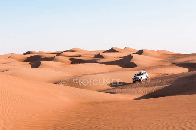 Sultanate Of Oman, Wahiba Sands, Dune bashing in an SUV — Stock Photo