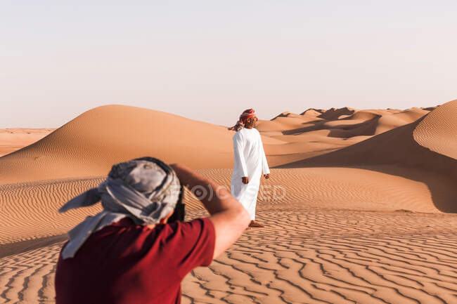 Старший фотограф бедуина Вахиба Сэндс Оман — стоковое фото