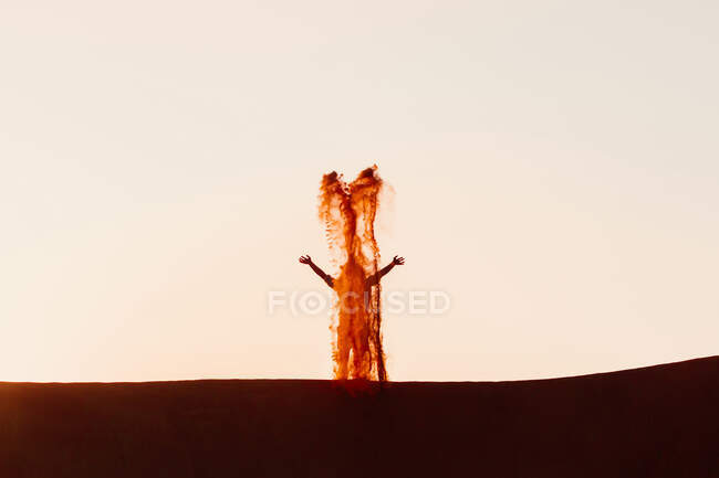 Sultanato di Oman, Wahiba Sands, Mid adulto sta giocando con la sabbia nel deserto — Foto stock