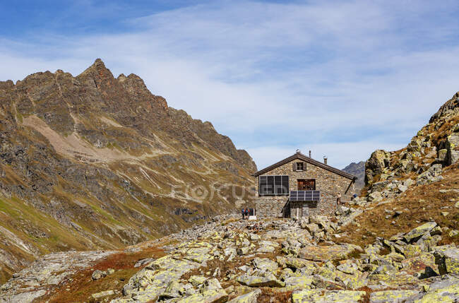 Austria, Vorarlberg, Silvretta, Klostertal, trail and mountain hut — Stock Photo