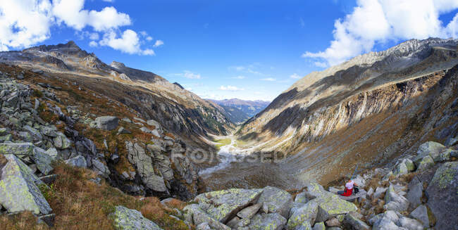Austria, Stato di Salisburgo, Parco Nazionale degli Alti Tauri, Alpi della Zillertal, donna che fa una pausa durante una gita — Foto stock