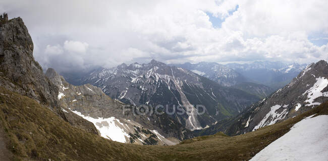 Allemagne, Haute Bavière, Vue sur les montagnes Karwendel — Photo de stock
