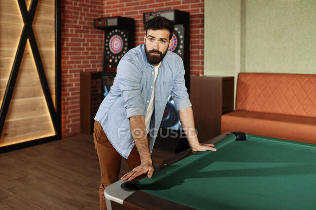 Retrato do homem à mesa de bilhar — Fotografia de Stock