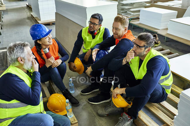 Travailleurs de l'usine en pause déjeuner ensemble — Photo de stock