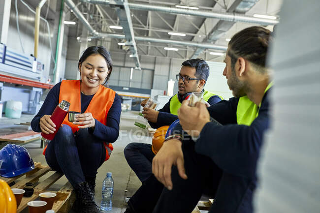 Arbeiter in Fabrik machen gemeinsam Mittagspause — Stockfoto