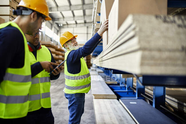 Рабочие разговаривают на фабричном складе — стоковое фото