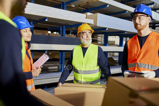 Arbeiter reden in Fabrikhalle — Stockfoto