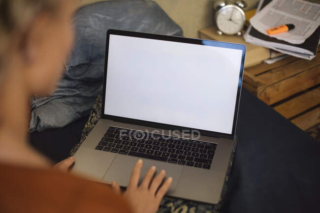 Étudiant wotking sur portable à la maison — Photo de stock