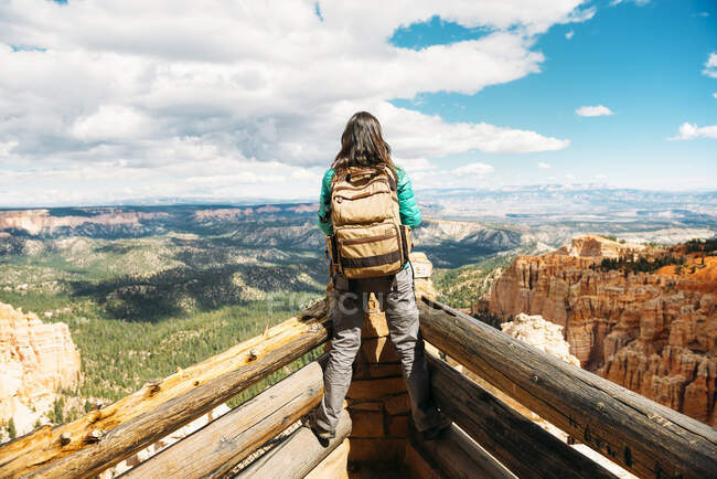 Women hiker with backpack on a lookout in Bryce Canyon, Utah, USA — Stock Photo