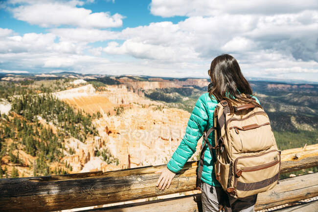 Senderista con mochila vigilante en Bryce Canyon, Utah, Estados Unidos - foto de stock