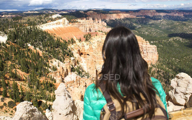Randonneuse avec sac à dos à l'affût à Bryce Canyon, Utah, USA — Photo de stock