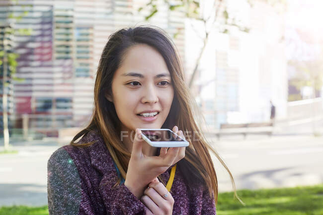 Жінка надсилає голосове повідомлення мобільним телефоном (Барселона, Іспанія). — стокове фото