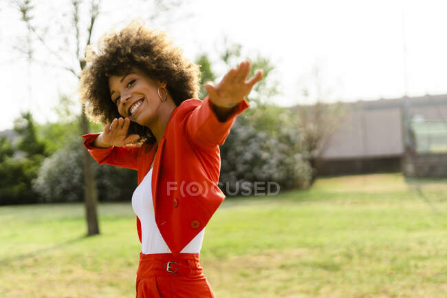 Ritratto di giovane donna ridente che indossa un pantalone rosso alla moda — Foto stock