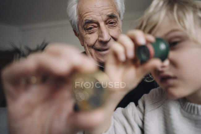 Orologio e suo nipote esaminando orologio insieme — Foto stock
