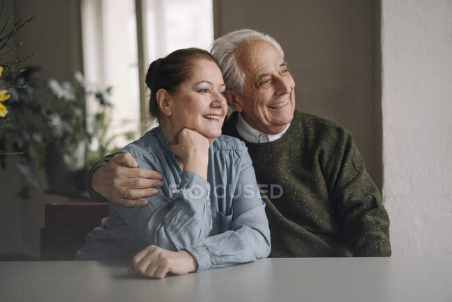 Ritratto di coppia anziana felice a casa — Foto stock