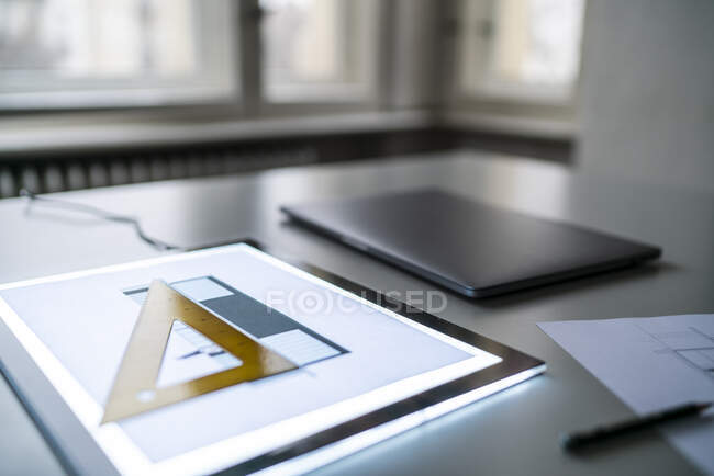 Piano architettonico sullo schermo del tablet sulla scrivania — Foto stock