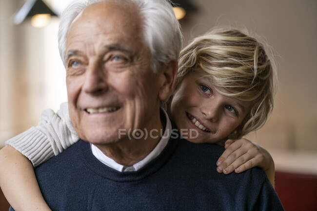 Feliz neto abraçando avô — Fotografia de Stock
