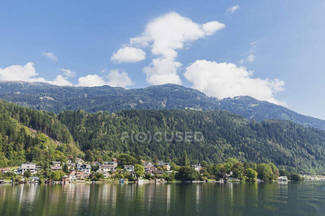 Maisons au bord du lac, Millstatt Lake, Carinthie, Autriche — Photo de stock