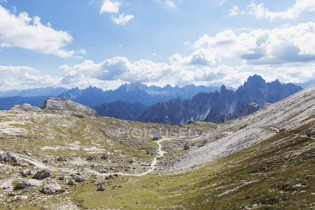 Trilha para caminhadas, caminhantes em trilha, Área de Tre Cime di Lavaredo, Parque Natural Tre Cime, Patrimônio Mundial da UNESCO, Dolomitas Sextas, Itália — Fotografia de Stock