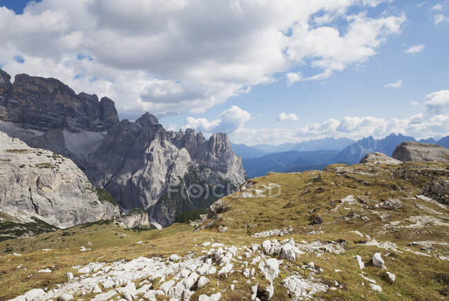 Tre Cime di Lavaredo Área, Parque natural Tre Cime, Patrimonio de la Humanidad de la Unesco, Sexten Dolomites, Italia - foto de stock