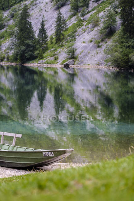 Deutschland, Bayern, Berchtesgadener Alpen, Obersee, Seeufer und Boot — Stockfoto